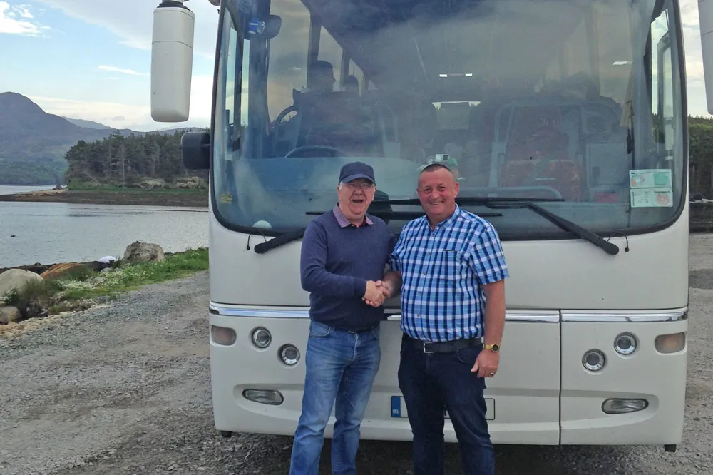David Keane of DK Connemara Oysters meets with a Tour Bus Driver at Ballinakill Bay wp-image-1405