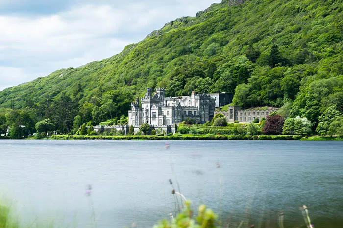 View across the lake of Kylemore Abbey, Connemara with its green mountain backgound. wp-image-1169